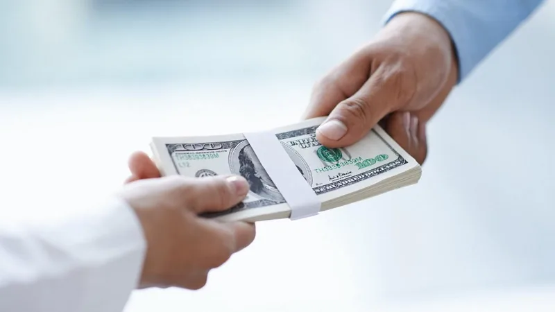 Giải mã nằm mơ thấy người thân cho tiền theo từng trường hợp