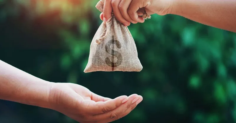 Nằm mơ thấy người thân cho tiền là điềm gì?